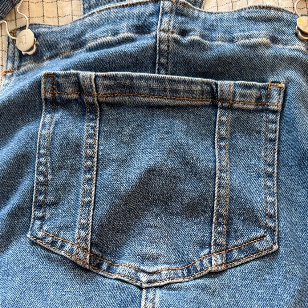 Light Blue Denim Short Maternity Overalls with Front Bib Pocket- Isabel - Picture 6 of 15
